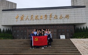 参观抗日战争纪念馆